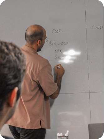 Hombre escribiendo en pizarra Cuentas por Cobrar para Empre